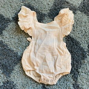 NWT Bailey’s Blossoms cream linen frilly sleeve romper 6-9m